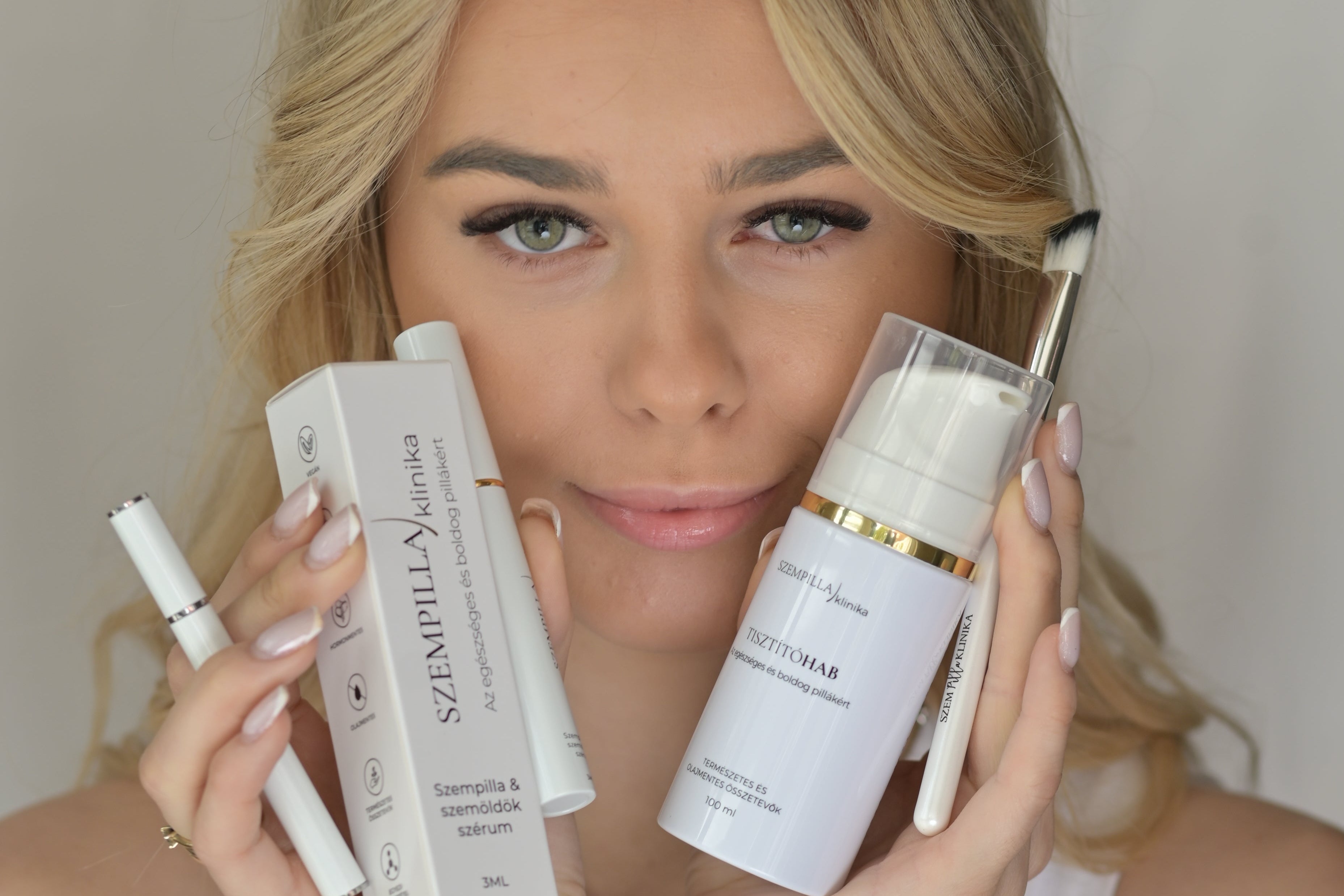 ecset tisztítóhab növesztő szérum a kézben